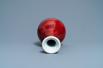 Un vase de forme bouteille en porcelaine de Chine langyao monochrome, marque de Jingdezhen et dat&eacute; 1955