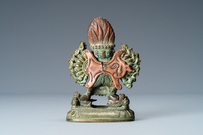 Een Sino-Tibetaanse bronzen groep met Mahakala en Yab-Yum, 18/19e eeuw