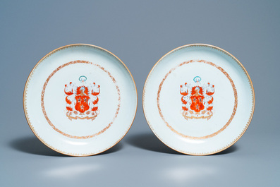 Une paire de plats en porcelaine de Chine armori&eacute;e aux armes de Ross of Balnagowan pour le march&eacute; &eacute;cossais, Qianlong