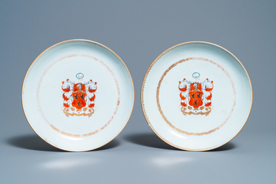 Une paire de plats en porcelaine de Chine armori&eacute;e aux armes de Ross of Balnagowan pour le march&eacute; &eacute;cossais, Qianlong