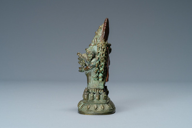 Een Sino-Tibetaanse bronzen groep met Mahakala en Yab-Yum, 18/19e eeuw
