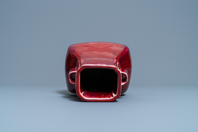 Un vase de forme 'fanghu' en porcelaine de Chine &agrave; &eacute;mail flamb&eacute; monochrome, Qing