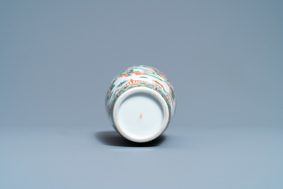 Un vase de forme 'meiping' en porcelaine de Chine famille verte, 19&egrave;me