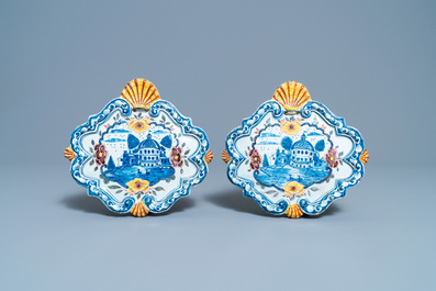 Une paire de plaques en fa&iuml;ence de Delft polychrome &agrave; d&eacute;cor d'un chateau entour&eacute; d'eau, 18&egrave;me