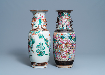Twee Chinese Nanking craquel&eacute; famille rose vazen, 19e eeuw