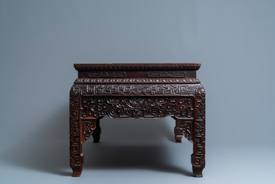 Une table basse de type 'kangzhuo' en bois huanghuali, Chine, 18&egrave;me