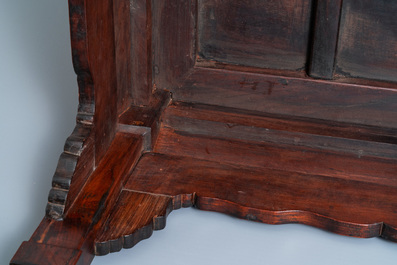 Een Chinese huanghuali houten 'kangzhuo' tafel, 18e eeuw