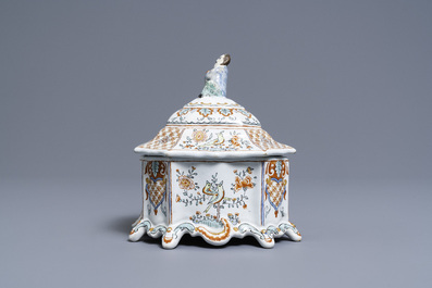 Une bo&icirc;te &agrave; tabac couverte en fa&iuml;ence de Delft polychrome petit feu, 18&egrave;me