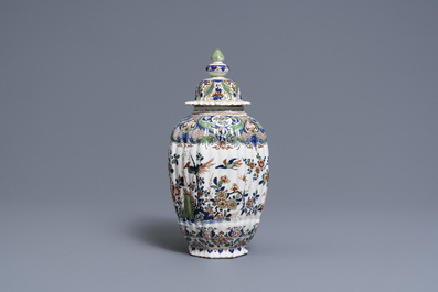 Un vase couvert en fa&iuml;ence de Delft en palette cachemire, 18&egrave;me