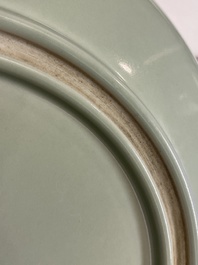 Un plat en porcelaine de Chine c&eacute;ladon monochrome en forme de chrysanth&egrave;me, Jingdezhen, dat&eacute; 1954