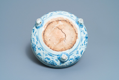 Een Chinese blauw-witte driepotige wierookbrander met floraal decor, Ming