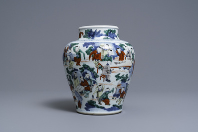 Un vase en porcelaine de Chine wucai &agrave; d&eacute;cor des '100 gar&ccedil;ons', &eacute;poque Transition