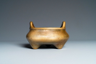 Un br&ucirc;le-parfum tripod en bronze, marque de Yu Tang Qing Wan, Kangxi