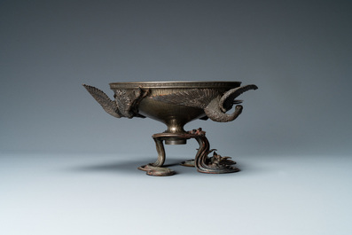 Un bol sur piedouche &agrave; d&eacute;cor de grues en cuivre, bronze et &eacute;tain, sign&eacute; Kimura Toun, Japon, Meiji, 19&egrave;me