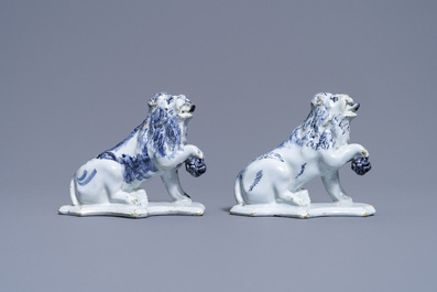 Une paire de mod&egrave;les de lions en fa&iuml;ence de Delft en bleu et blanc, 18&egrave;me