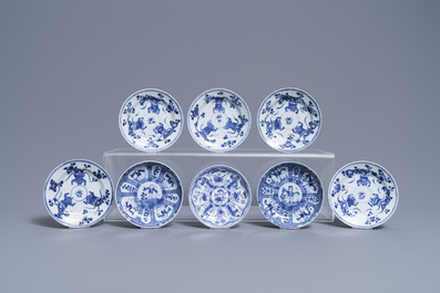 Acht Chinese blauw-witte koppen en schotels, Kangxi