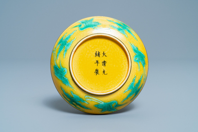 Een Chinees bord met draken in groen en aubergine op gele fondkleur, Guangxu merk en periode