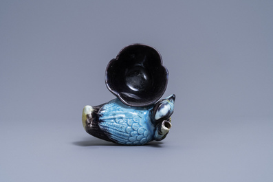 Un compte-gouttes en forme de canard et fleur de lotus en porcelaine de Chine &eacute;maill&eacute;e aubergine et turquoise, Kangxi