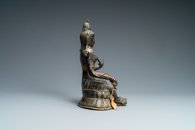 Een Sino-Tibetaanse vergulde figuur van Tara, 19e eeuw
