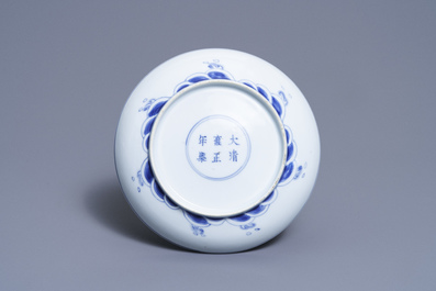 Een Chinees blauw-wit bord met een draak, Yongzheng merk en periode