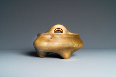 Een Chinese bronzen driepotige wierookbrander, Yu Tang Qing Wan merk, Kangxi