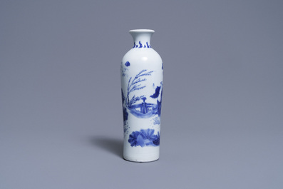 Un vase de forme rouleau en porcelaine de Chine bleu et blanc, &eacute;poque Transition