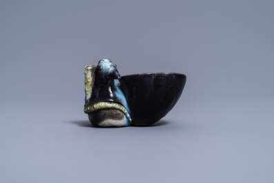 Un compte-gouttes en forme de canard et fleur de lotus en porcelaine de Chine &eacute;maill&eacute;e aubergine et turquoise, Kangxi