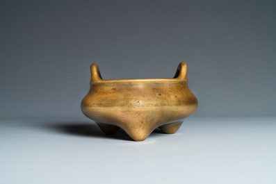 Een Chinese bronzen driepotige wierookbrander, Yu Tang Qing Wan merk, Kangxi