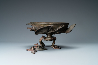 Un bol sur piedouche &agrave; d&eacute;cor de grues en cuivre, bronze et &eacute;tain, sign&eacute; Kimura Toun, Japon, Meiji, 19&egrave;me