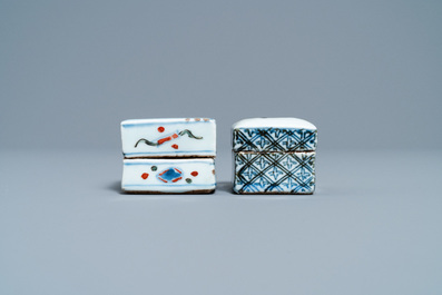 Twee vierkante Chinese blauw-witte en wucai ko-sometsuke dekseldoosjes voor de Japanse markt, Transitie periode