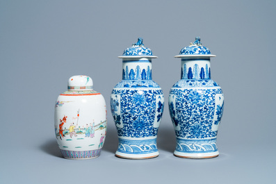 Une paire de vases couverts en porcelaine de Chine en bleu et blanc et un pot couvert en famille rose, 19/20&egrave;me
