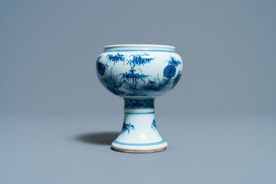 Een Chinese blauw-witte stem cup met floraal decor, Kangxi/Yongzheng