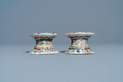 A pair of Chinese famille verte salts, Kangxi