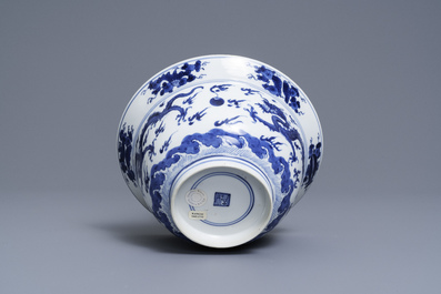 Een Chinese blauw-witte 'draken' kom, Kangxi