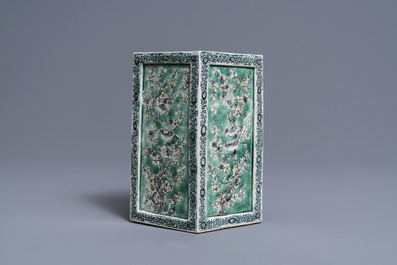 Un pot &agrave; pinceaux de forme carr&eacute;e en biscuit &eacute;maill&eacute; vert, Kangxi