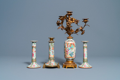 Drie Chinese Canton famille rose kandelaars en een vaasje met vergulde montuur, 19e eeuw