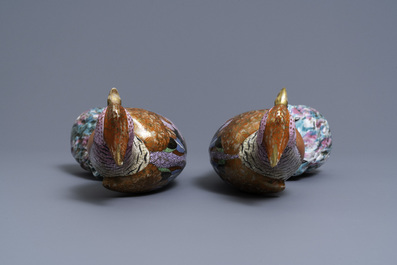 Une paire de mod&egrave;les de faisans en porcelaine de Chine famille rose, Qianlong