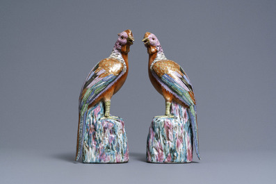 Une paire de mod&egrave;les de faisans en porcelaine de Chine famille rose, Qianlong