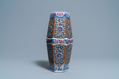 Een Chinese hexagonale blauw-witte en koperrode vaas met bruine fondkleur, 19e eeuw