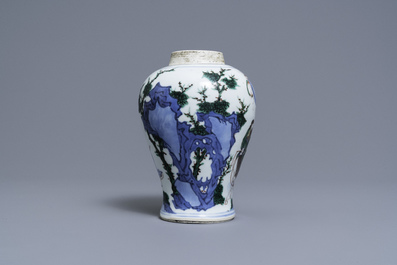 Un vase en porcelaine de Chine wucai &agrave; d&eacute;cor de 'Hongfu', &eacute;poque Transition