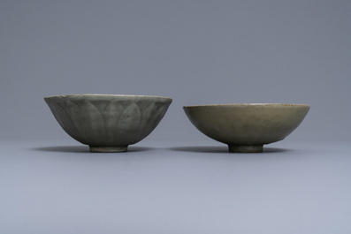 Twee Chinese Longquan celadon-geglazuurde kommen, Song/Ming