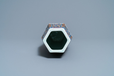 Un vase de forme hexagonale en porcelaine de Chine en bleu, blanc et rouge de cuivre sur fond brun, 19&egrave;me