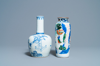 Un vase de forme rouleau en porcelaine de Chine wucai et un en bleu, blanc et rouge de cuivre, 19/20&egrave;me