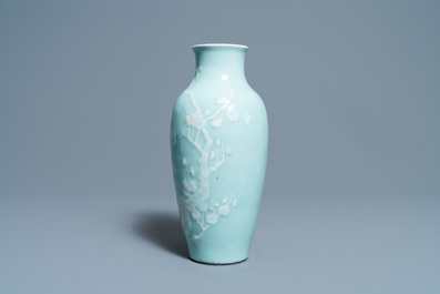 Un br&ucirc;le-parfum en porcelaine de Chine bleu monochrome et un vase en c&eacute;ladon &agrave; d&eacute;cor en relief, 18/19&egrave;me