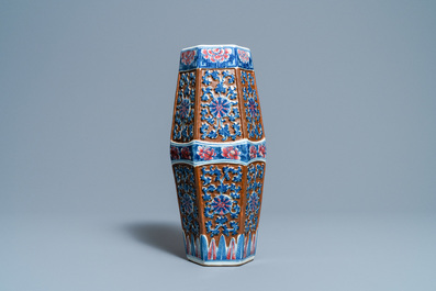 Een Chinese hexagonale blauw-witte en koperrode vaas met bruine fondkleur, 19e eeuw