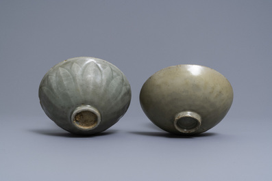Deux bols en porcelaine de Chine c&eacute;ladon de Longquan, Song/Ming
