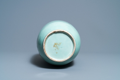 Un vase en porcelaine de Chine en bleu et blanc &agrave; fond c&eacute;ladon, Qianlong