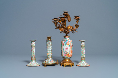 Drie Chinese Canton famille rose kandelaars en een vaasje met vergulde montuur, 19e eeuw