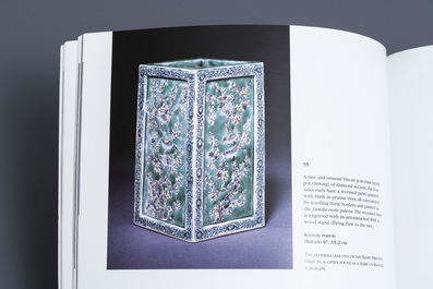 Un pot &agrave; pinceaux de forme carr&eacute;e en biscuit &eacute;maill&eacute; vert, Kangxi