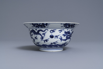 Un bol en porcelaine de Chine en bleu et blanc, Kangxi
